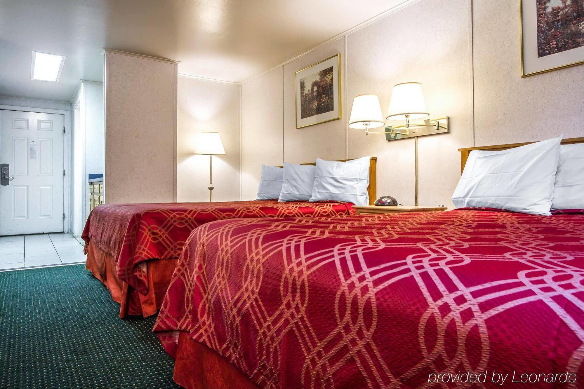 Hotel Rodeway & Near Hwy 1 2*